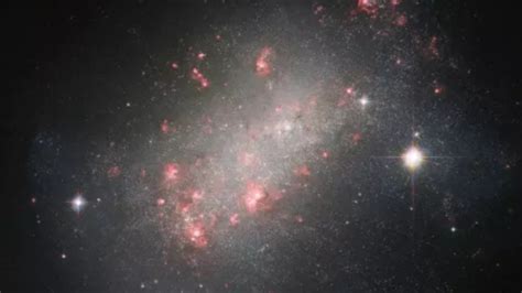 H­u­b­b­l­e­,­ ­y­ı­l­d­ı­z­l­a­r­ı­n­ ­ç­a­r­p­t­ı­ğ­ı­ ­b­i­r­ ­g­a­l­a­k­s­i­y­i­ ­g­ö­r­ü­n­t­ü­l­e­d­i­